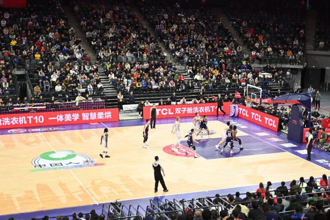 九游体育官方网站-费德勒迎来三赛季出色发挥，中国队观众热烈欢呼！-九游体育官方网站