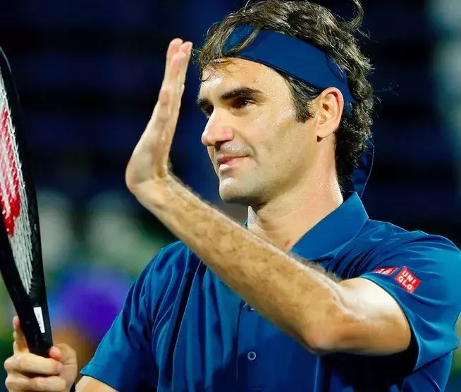 jiuyou-费德勒重返赛场，最后时刻胜出首场状态出色，勇士观众沸腾！赛场气氛高涨-jiuyou